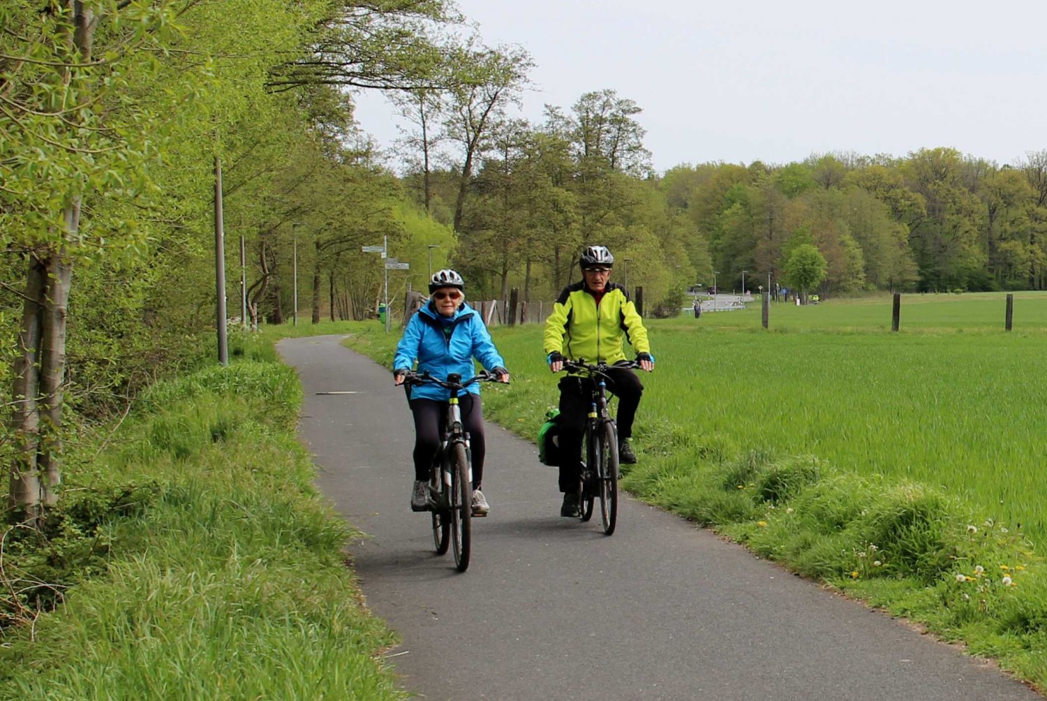 Jürgen und Edeltraud Zuschlag mit ihren E-Bike/ Pedelec auf dem Fahrradweg von Nieder- nach Oberrodenbach unterwegs