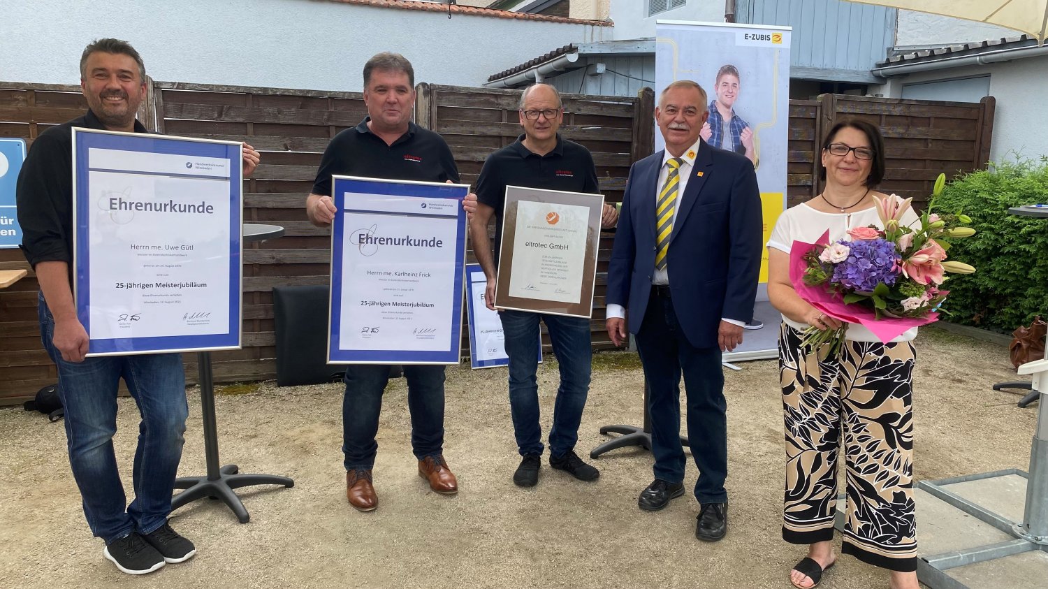 Die drei Geschäftsführer Uwe Gütl, Karlheinz Frick und Bernd Waschinger sowie Sabine Frick nahmen die Glückwünsche zum Firmenjubiläum vom Obermeister der Elektroinnung Main-Kinzig, Walter Ebert, entgegen.