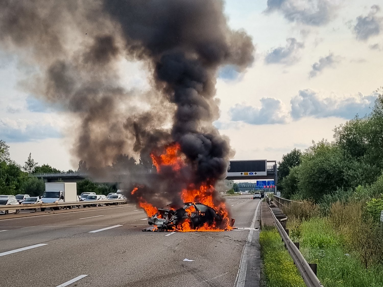 Der BMW brannte komplett aus
