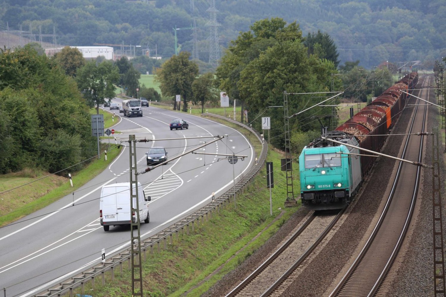 Auch am Montag kommt es im Personenverkehr der Bahn zu Verspätungen und Ausfällen 