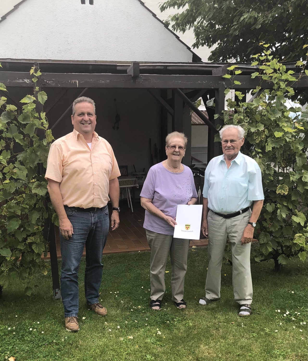 Bürgermeister Matthias Pfeifer mit dem Jubelpaar Elisabeth und Daniel Reinhardt