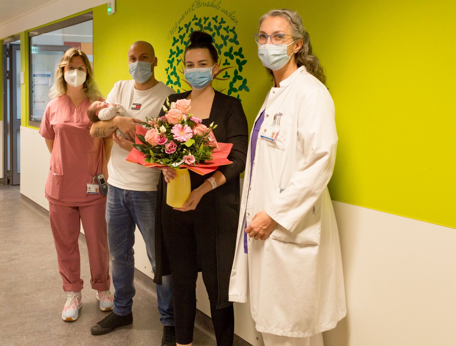 Auf dem Bild zu sehen (v.l.n.r.):Leitende Hebamme, Vanessa Schwade, Papa Giuseppe Mandarino mit der kleinen Leyandra auf dem Arm, Mama Katharina Mandarino und Oberärztin Dr. med. Nina Bock.
