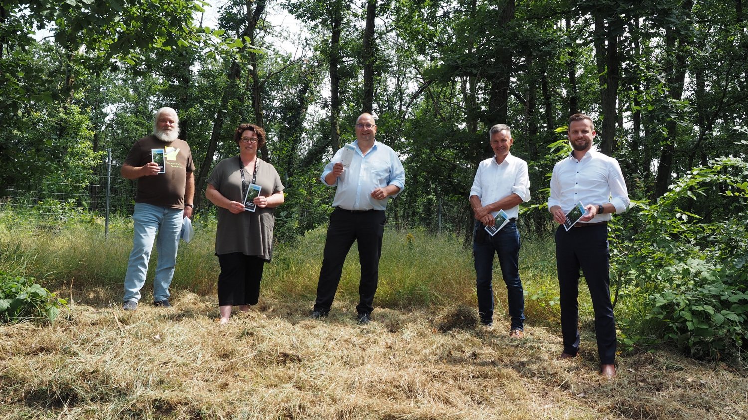 von links): Fritz Dänner (Geschäftsführer Naturpark Hessischer Spessart), Erste Kreisbeigeordnete Susanne Simmler, Bürgermeister Klaus Schejna, Bernhard Mosbacher (Geschäftsführer Spessart Tourismus und Marketing GmbH) und Bürgermeister Timo Greuel