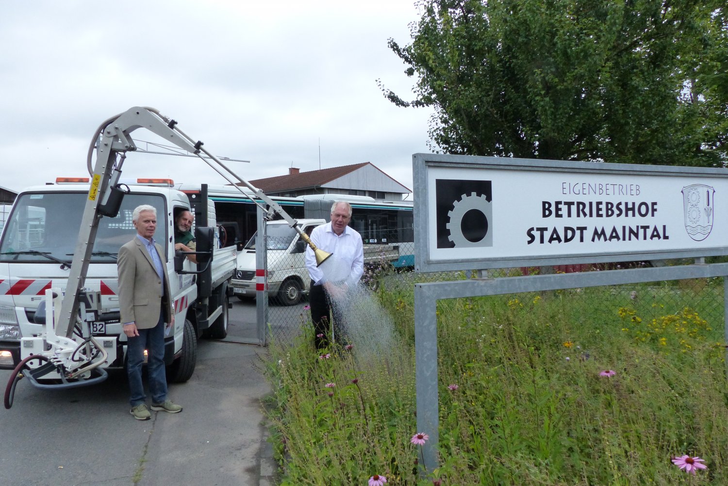  Erster Stadtrat Karl-Heinz Kaiser (rechts) und Werner Zang, Geschäftsführer des Eigenbetriebs Betriebshof, stellen das neue Gießfahrzeug in Aktion vor