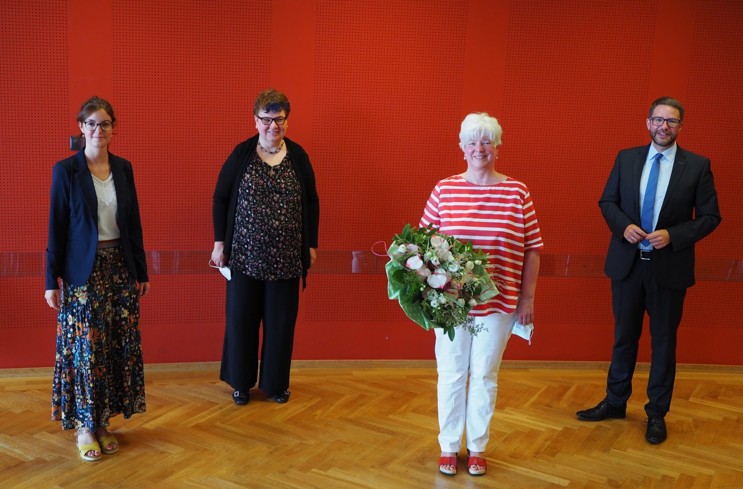 Landrat Thorsten Stolz ehrte Margitta Bach (Zweite von rechts) für ihre Verdienste zum Wohl der Bürger und Bürgerinnen des Main-Kinzig-Kreises.