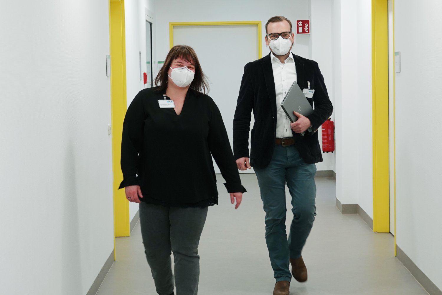 Stefanie Siemon-Gärtner, stellvertretende Pflegedirektorin, und Samuel Palitzsch, Pflegedirektor an den Main-Kinzig-Kliniken.