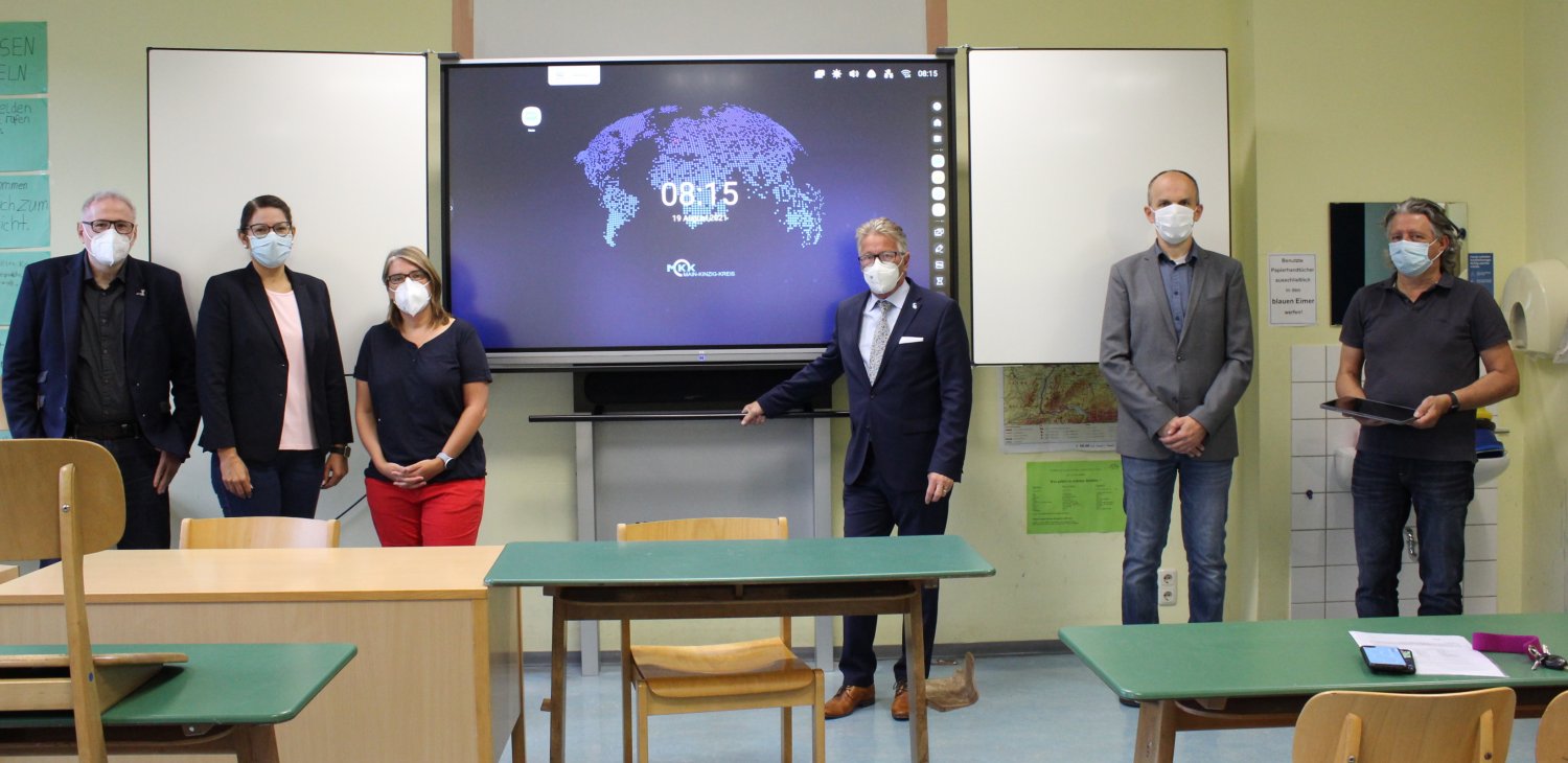 (von links): Joachim Kiwitz (Main-Kinzig-Kreis), Ann-Kathrin Koch (Stufenleiterin 5-7), Julia Czech (pädagogische Leitung), Kreisbeigeordneter und Schuldezernent Winfried Ottmann, Rolf Eckart (Main-Kinzig-Kreis) und Lothar Klinkhammer