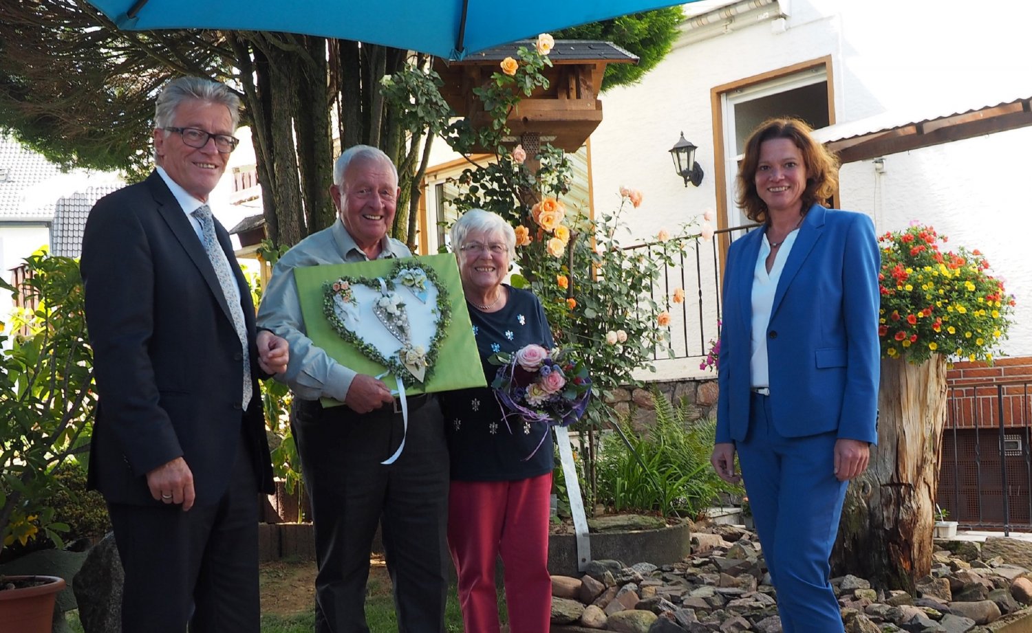 Kreisbeigeordneter Winfried Ottmann (links) und Bruchköbels Bürgermeisterin Sylvia Braun gratulieren Hildegard und Wilfried Rohrbach zur diamantenen Hochzeit.