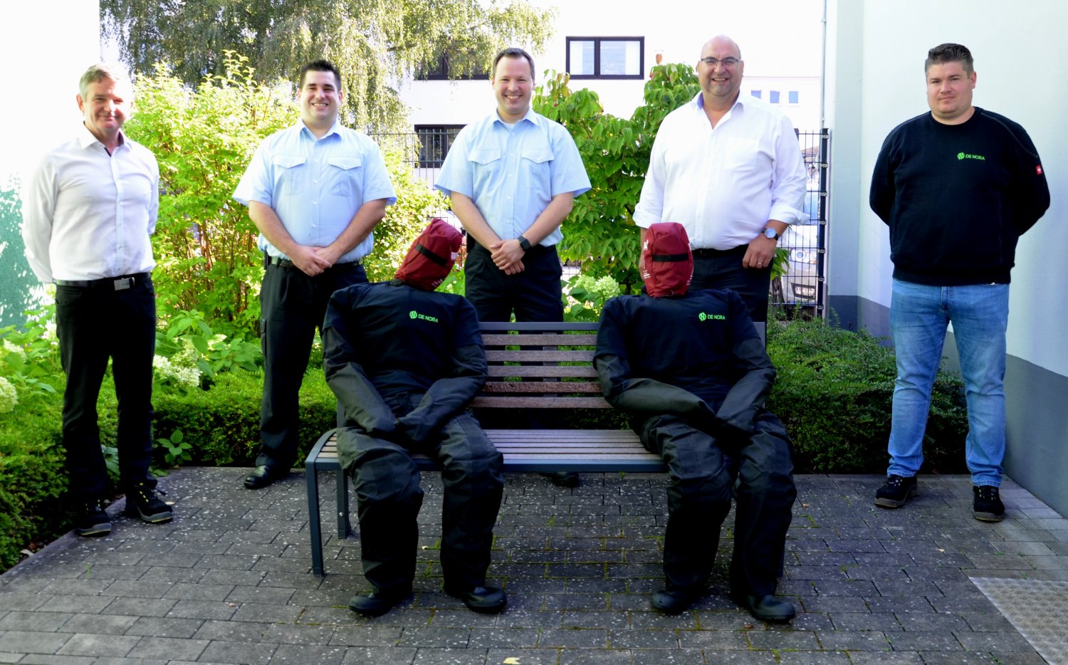 De Nora Geschäftsführer Dr. Robert Scannell, stellv. Gemeindebrandinspektor Gerrit Krimmel, Gemeindebrandinspektor René Hermann, Bürgermeister Klaus Schejna und Sebastian Schwarz, Brandschutzbeauftragter der Firma De Nora