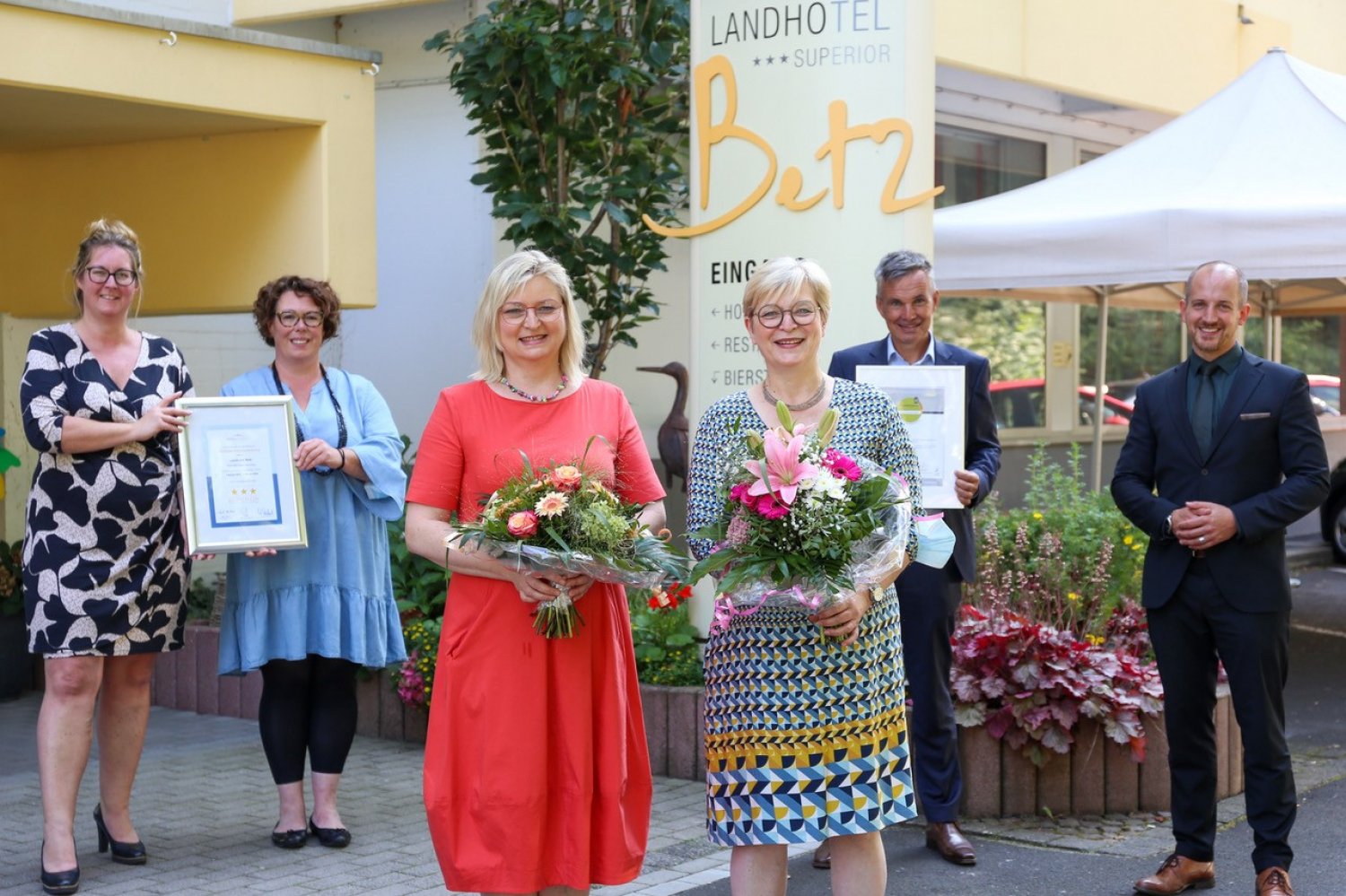DEHOGA-Vorsitzende Daniela Kremhöller, Erste Kreisbeigeordnete Susanne Simmler, die Inhaberinnen Bettina Betz und Marion Betz-Berthold sowie Spessart-Tourismus-Geschäftsführer Bernhard Mosbacher und Bürgermeister Dominik Brasch.