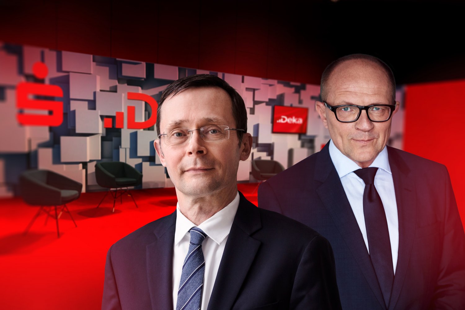 Im Webcast-Studio begrüßt Moderator Stefan Schulze-Hausmann (r.) hochkarätige Expertinnen und Experten, unter anderem Deka-Chefvolkswirt Dr. Ulrich Kater (l.).