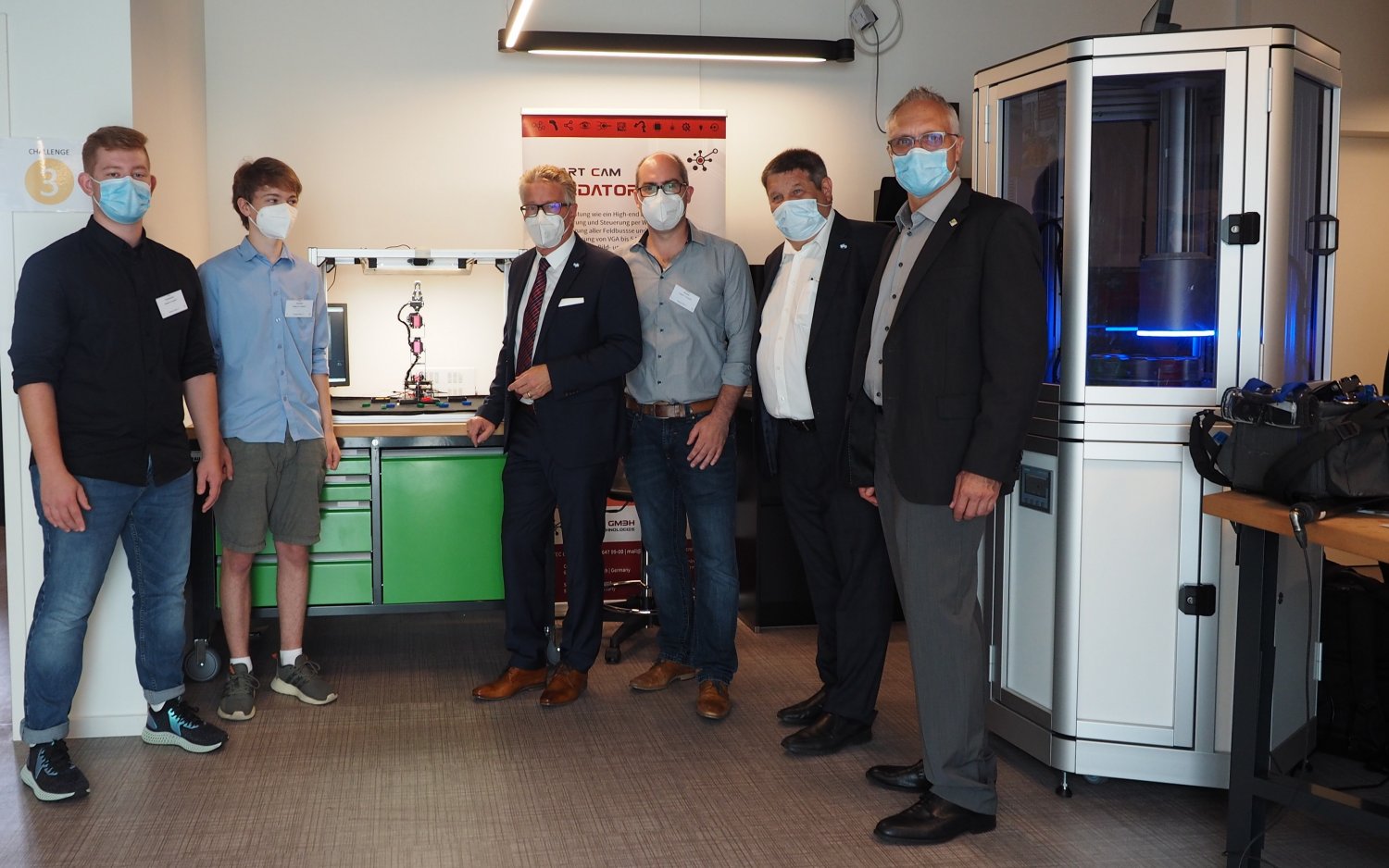Levin Schroer und Justus Rothländer, Schüler des Grimmelshausen Gymnasiums (links), haben im Makerspace eine Maschine gebaut, die Legosteine nach Farben sortiert.
