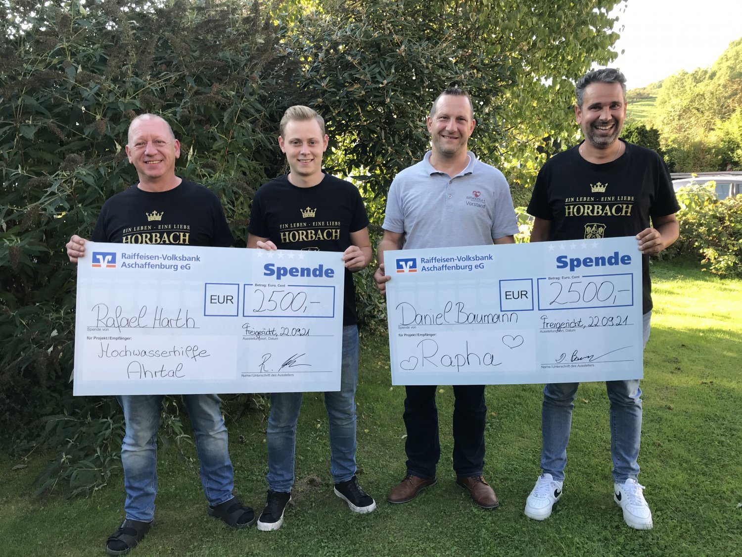 Spendenübergabe in Horbach (von links): Rafael Harth und Sohn Paul, Gutherzig-Vorstand Andre Döbber und Daniel Baumann
