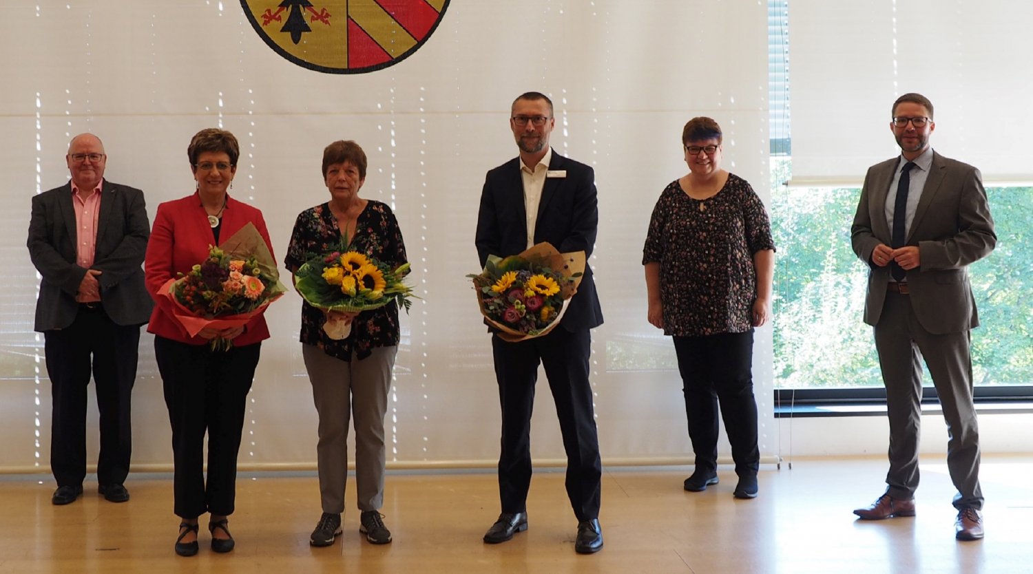 Landrat Thorsten Stolz würdigte gemeinsam mit Ulrike Schmid, Gleichstellungsbeauftragte (2.v.re.) und Heinz Neuendorf (li.) die Verdienste von Thorsten Münch (3.v.re) und Roswitha Stumpe (3.v.li.) und Birgit Herda (2.v.li.).