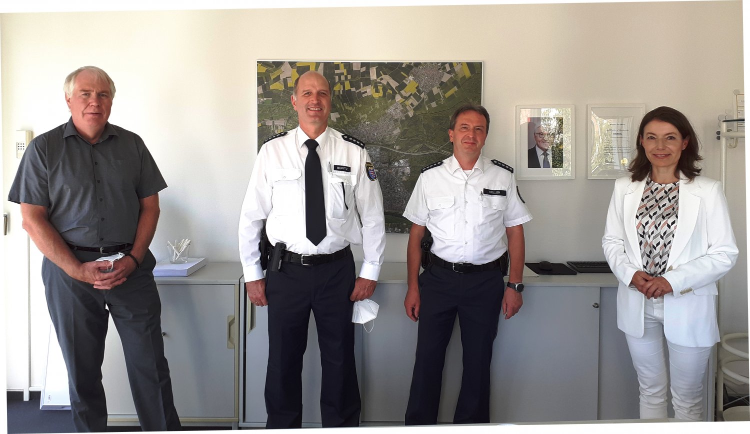 Bürgermeisterin Monika Böttcher und Erster Stadtrat Karl-Heinz Kaiser tauschten sich kürzlich mit dem neuen Leiter der Maintaler Polizeidienststelle, Helmfried Deller (2.v.re) und seinem Stellvertreter Matthias Moritz (2.v.li.) aus.)