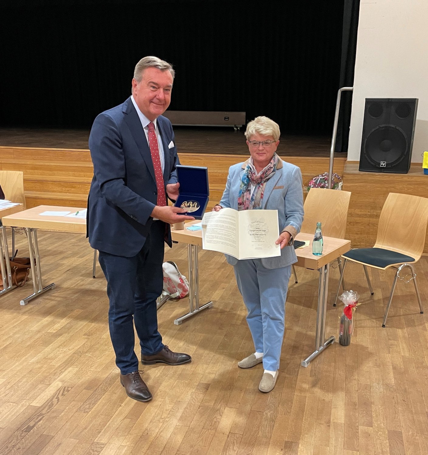 Oberbürgermeister Claus Kaminsky überreichte die Bürgerplakette der Stadt Hanau an Edelgard Rath-Voigt.