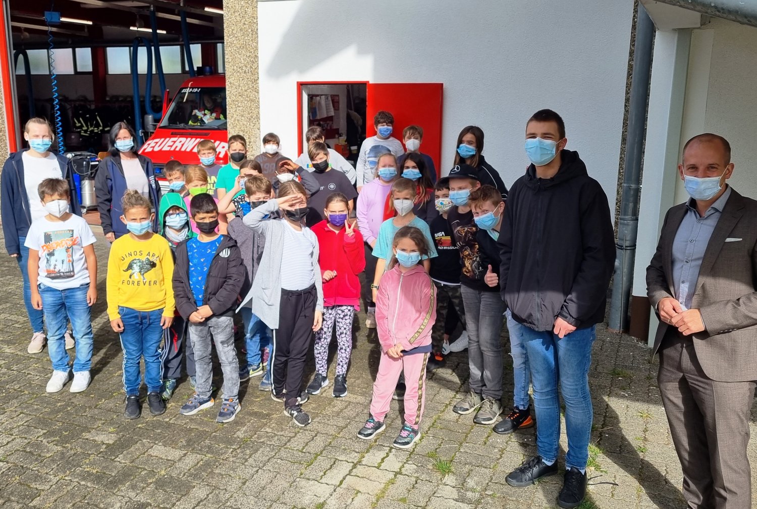 Die Schülerinnen und Schüler der Feuerwehr AG mit dem Bürgermeister der Stadt Bad Soden-Salmünster Dominik Brasch (rechts) und den AG-Leiterinnen Rieke Müller und Melanie Hagenbach.