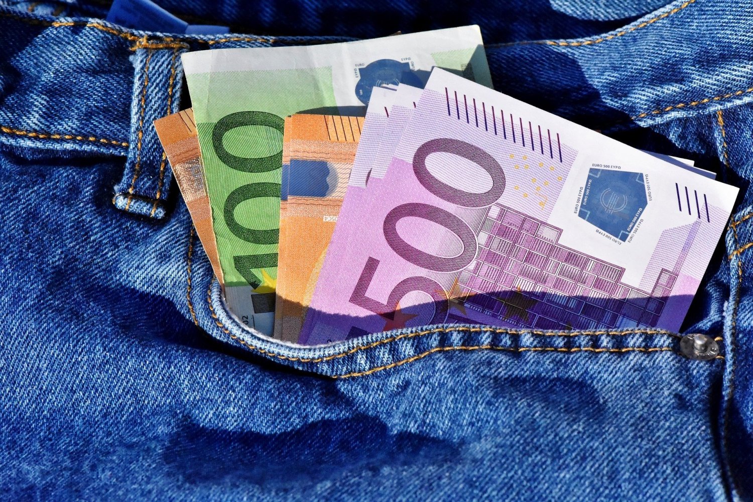Erneut kamen Betrüger mit einer fiesen Masche durch und luchsten einem 91-Jährigen mehrere tausend Euro Bargeld ab.