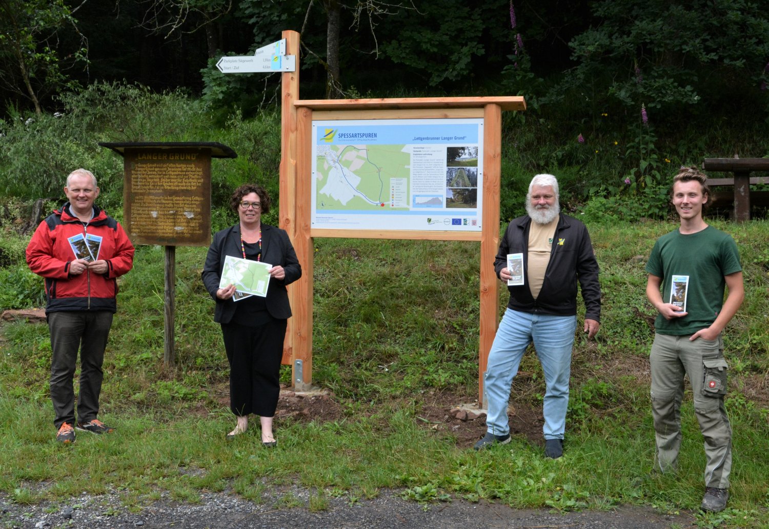 Bürgermeister Rainer Schreiber, Erste Kreisbeigeordnete Susanne Simmler, Geschäftsführer Fritz Dänner (Naturpark Hess. Spessart) und Naturpark-Mitarbeiter Filip Tomic (FÖJ).
