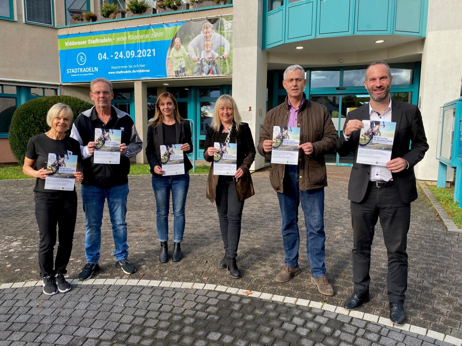 Brigitte Wermter und Thomas Geier (FIT- INN), Tanja Höfler (rh-cycling), Angelika Kretz-schmar und Ludger Stüve (beide Lions Club) und Schirmherr Andreas Bär, Bürgermeister von Nidderau.