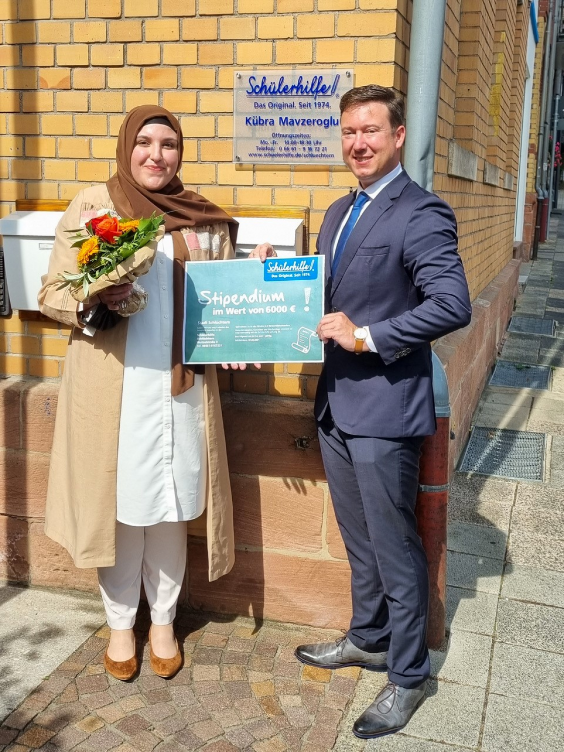 Bürgermeister Matthias Möller gratuliert Kübra Mavzeroglu zur Neueröffnung der Schülerhilfe-Niederlassung in Schlüchtern.