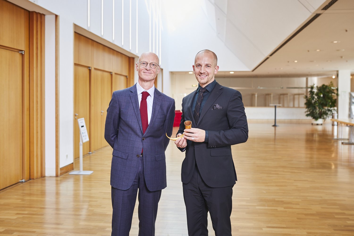 Dr. Frank Thomas Lang, Leitung Staatsanzeiger PR und Laudator bei der Preisverleihung, Bürgermeister Dominik Brasch mit dem Staatsanzeiger Award in der Kategorie „Bürgermeister in Mission“