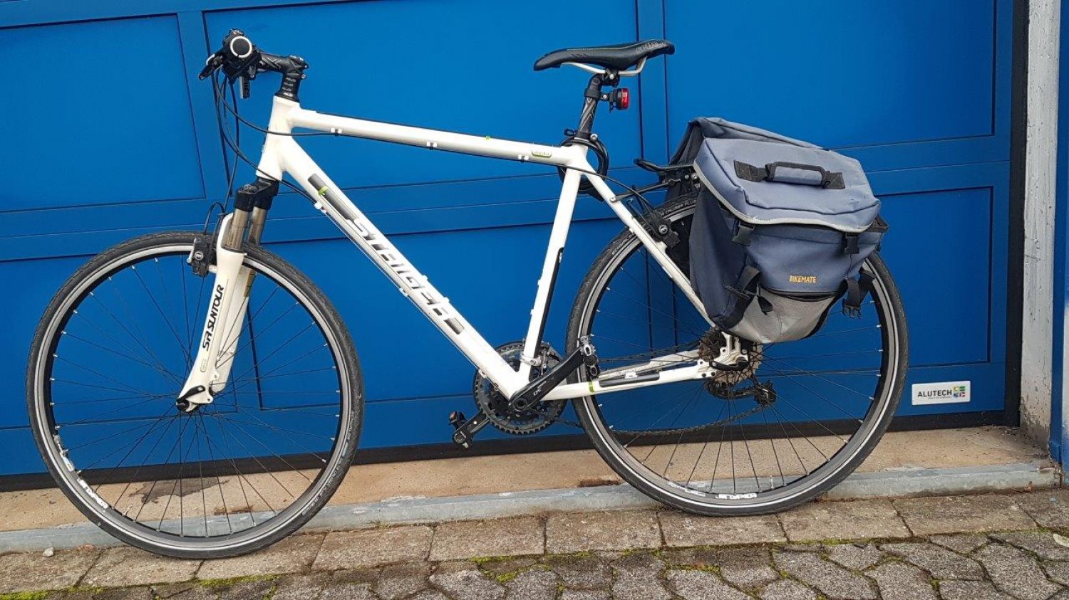 Wer kennt das weiße Trekkingrad?