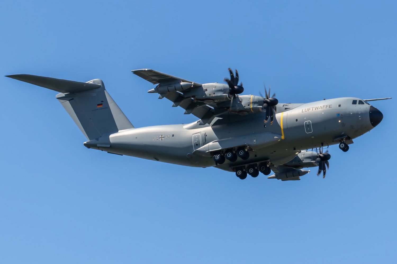 Dieses Flugzeug der Bundeswehr kann nicht so schnell fliegen - doch ein Überschallflieger ist so schnell, dass unser Fotograf ihn noch nicht vor die Linse bekommen hat