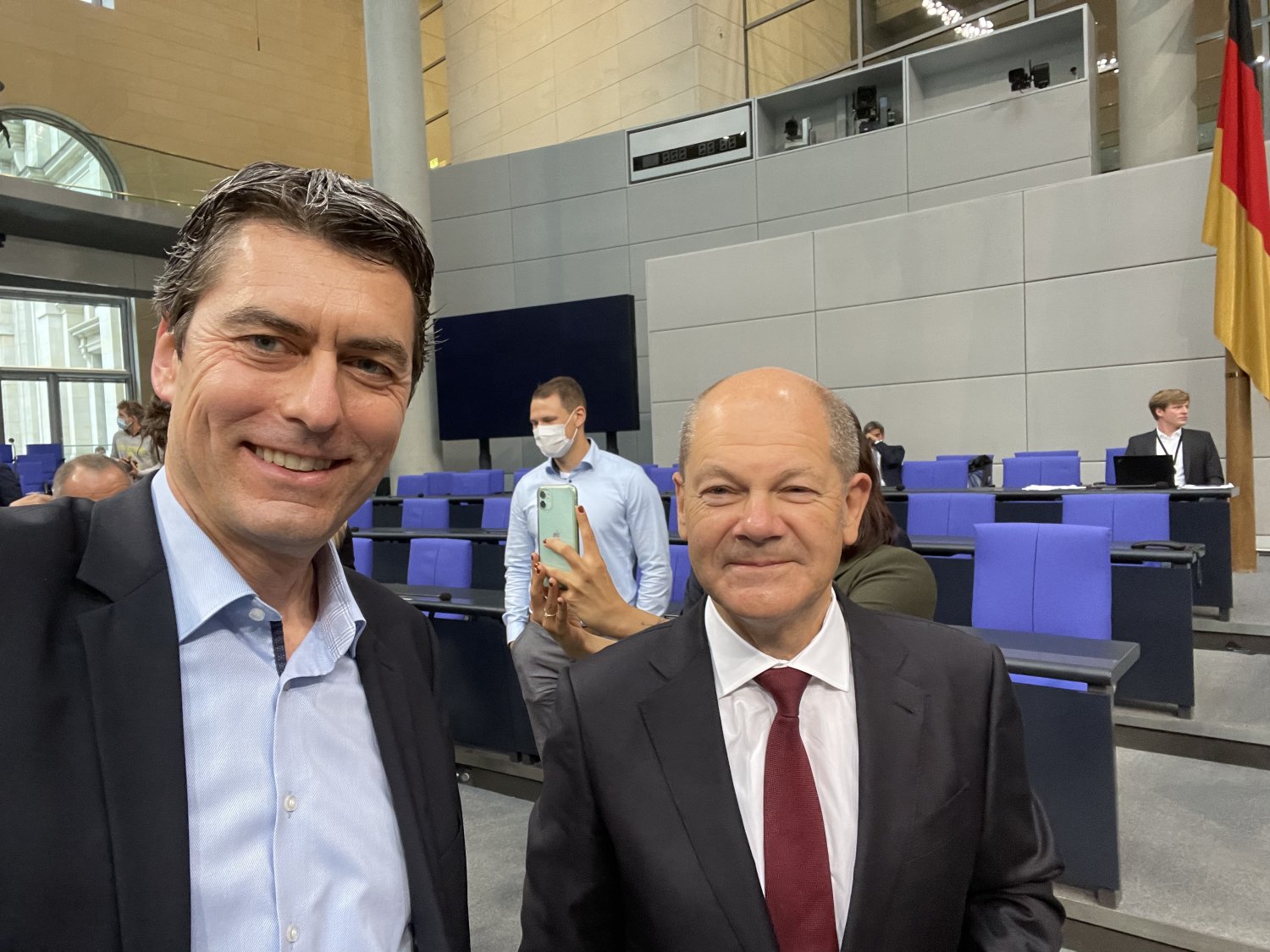 Genossen unter sich: SPD-Bundestagsabgeordnete Dr. Sascha Raabe und Olaf Scholz (re.). .