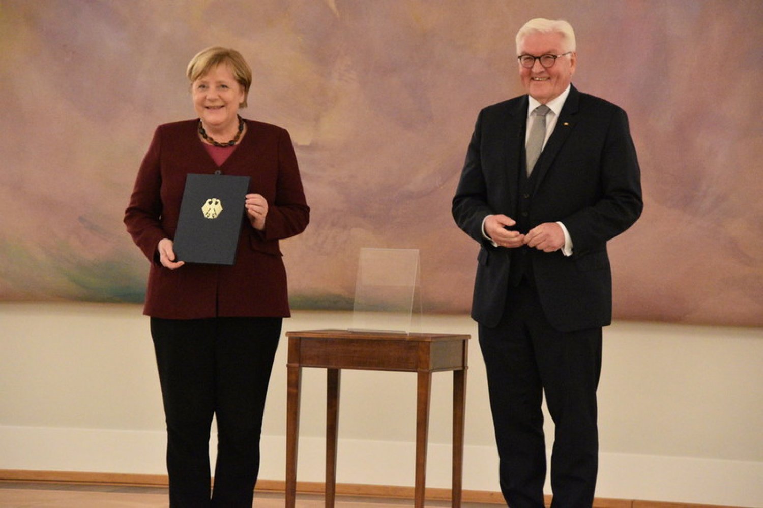 Kanzlerin Merkel wurde am Dienstag verabschiedet 