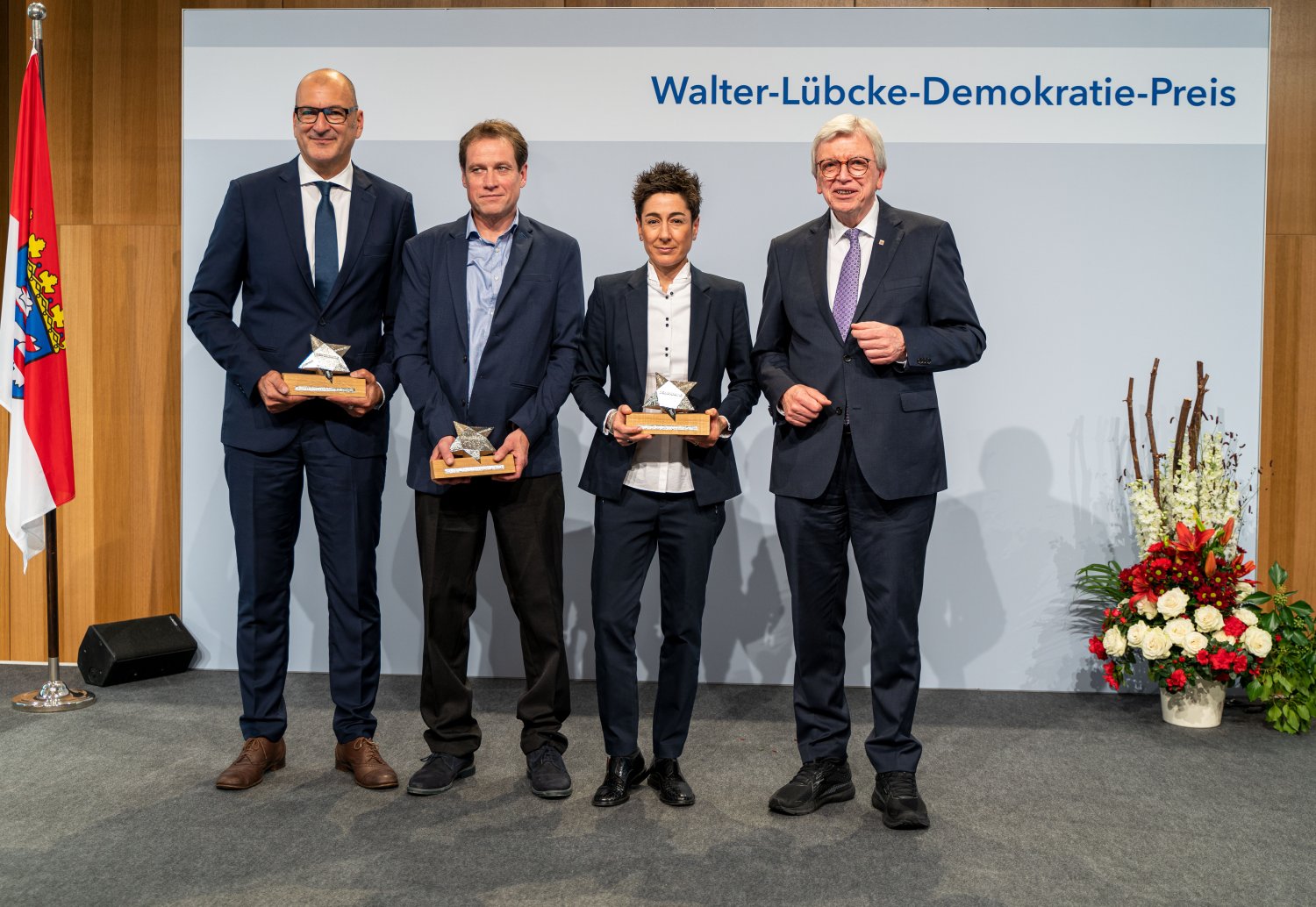 Bildunterschrift v.r.n.l.: Ministerpräsident Volker Bouffier hat Dunja Hayali, das Mobile Beratungsteam gegen Rechtsextremismus und Rassismus  (auf dem Foto vertreten von Christopher Vogel) und Robert Erkan geehrt