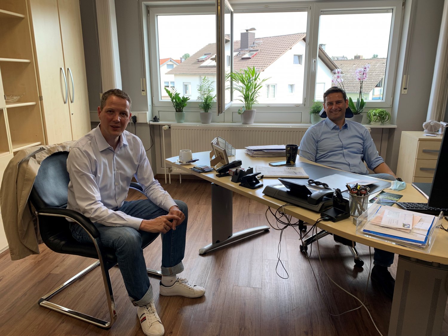 Bei seinem Besuch im Neuberger Rathaus tauschte sich der SPD-Landtagsabgeordnete Christoph Degen (links) mit Bürgermeister Jörn Schachtner zu den aktuellen Themen der Gemeinde aus.