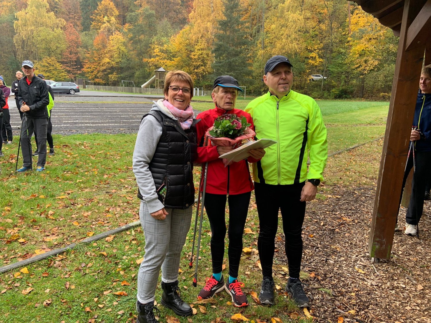 Der Lauftreff Freigericht ehrt seine älteste Gruppenbetreuerin Inge Schröder.