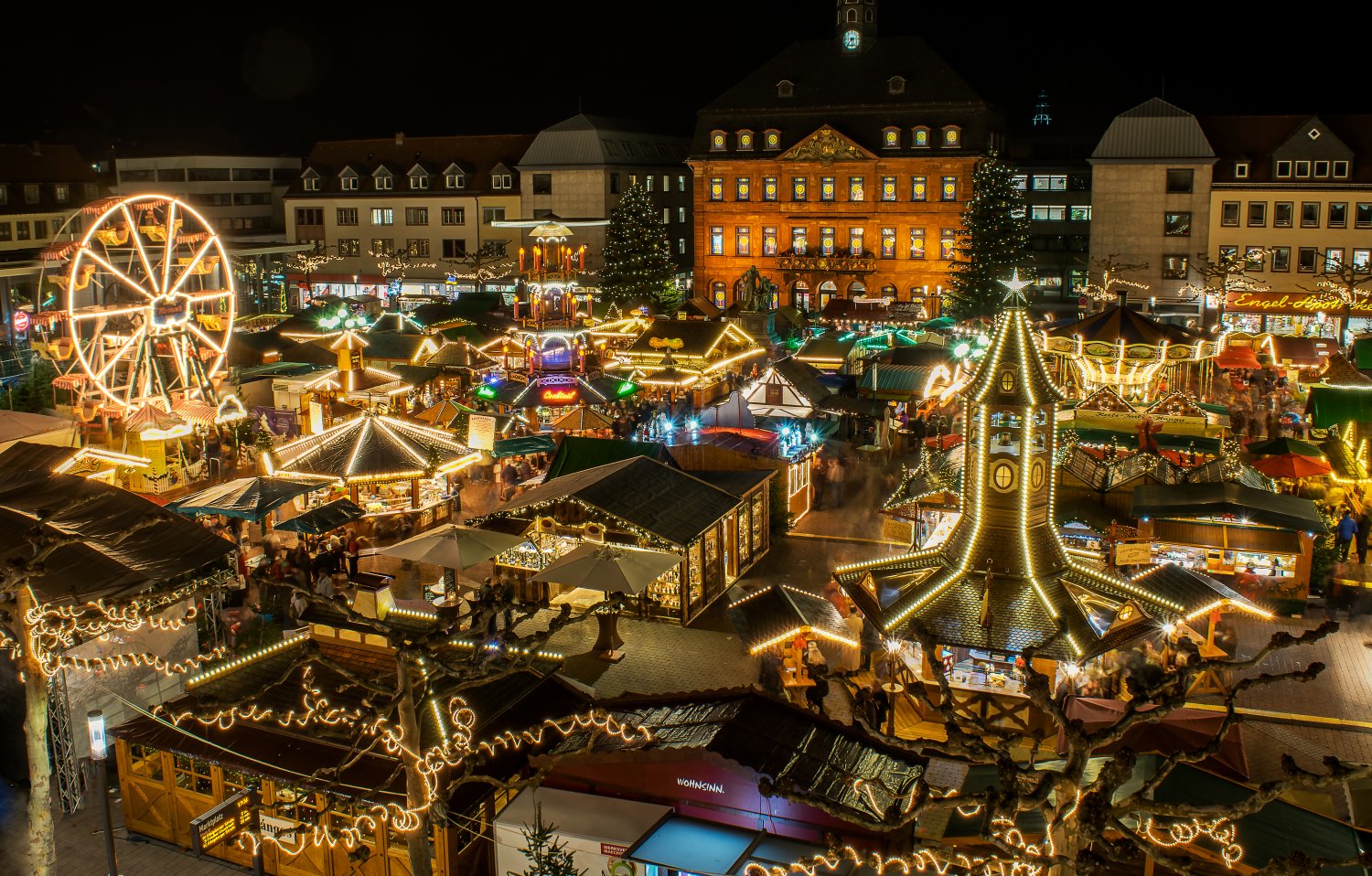 Der märchenhafte Weihnachtsmarkt lockt vom 22. November bis zum 22. Dezember auf den Marktplatz. 