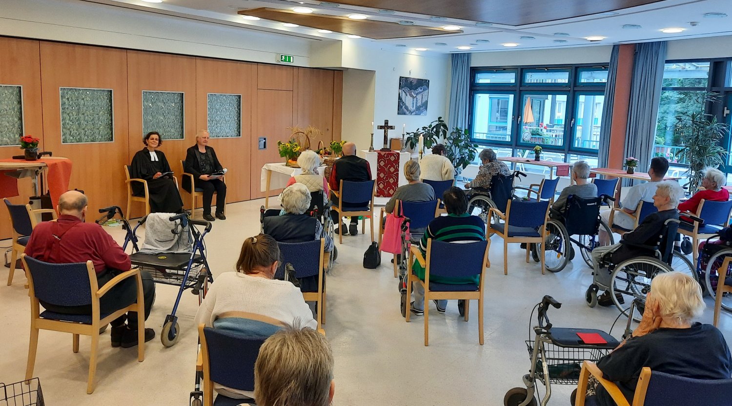 Die Bewohner des Wohnstiftes Lortzingstraße mit Pfarrerin Beatrice-Weimann-Schmeller und Gemeindereferentin Margit Lavado (von links) beim Ökumenischen Gottesdienst.