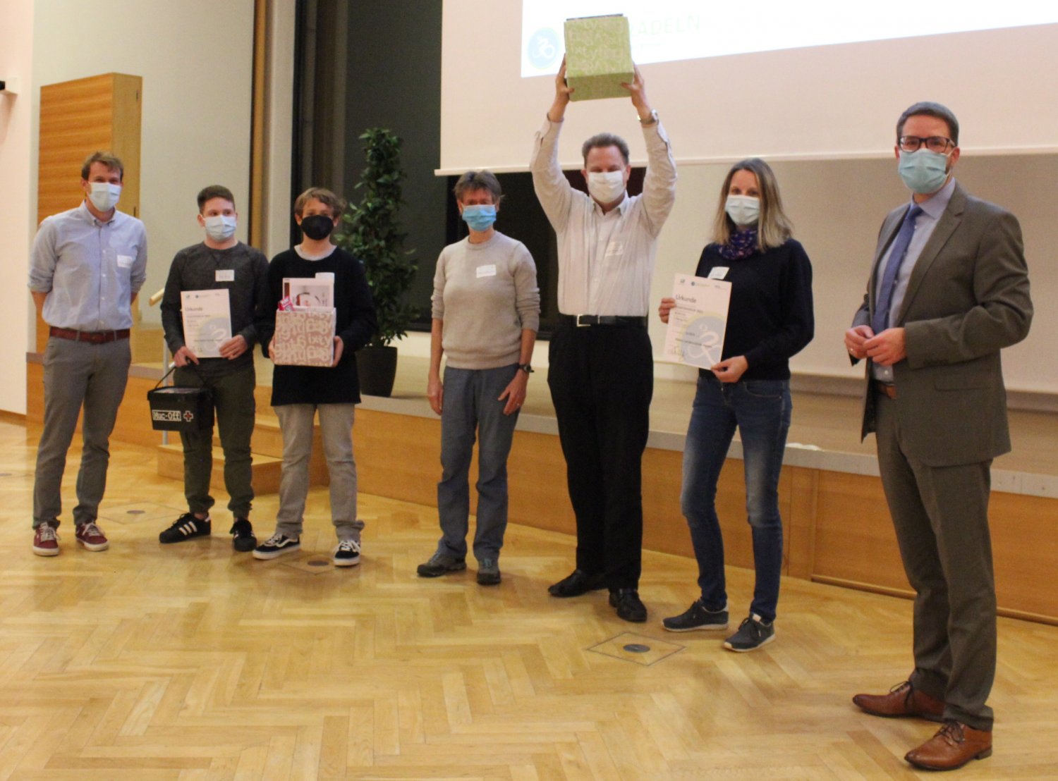 Das Bild zeigt Landrat Thorsten Stolz (rechts) und die Gruppe der fahrradaktivsten Schulen mit der Otto-Hahn-Schule Hanau (links), gefolgt von der Hohen Landesschule Hanau.