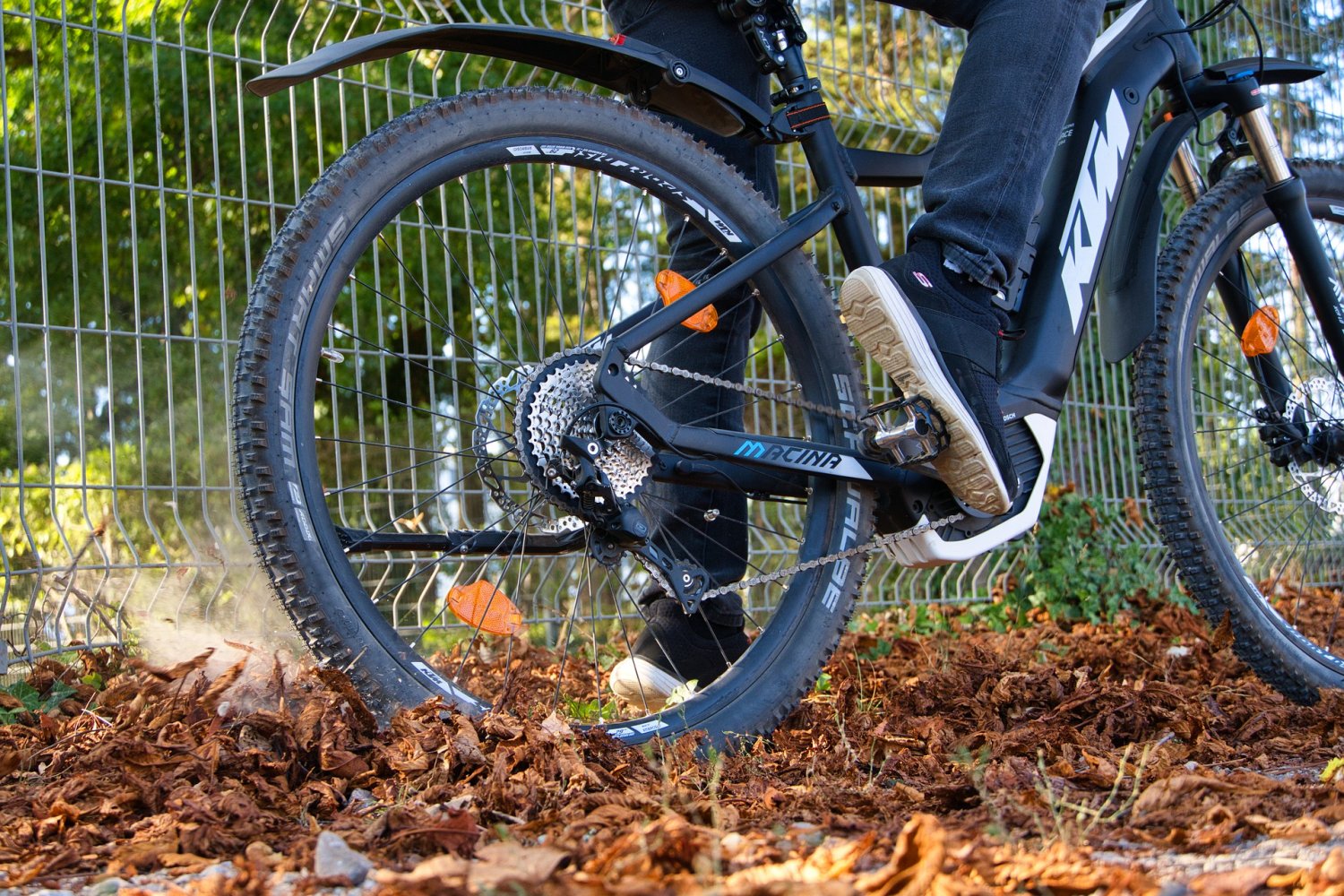Nasses Wetter, kalte Temperaturen, rutschige Straßen – für viele Pedelecfahrer kein Grund, um auf Fahrten mit ihrem Zweirad zu verzichten.