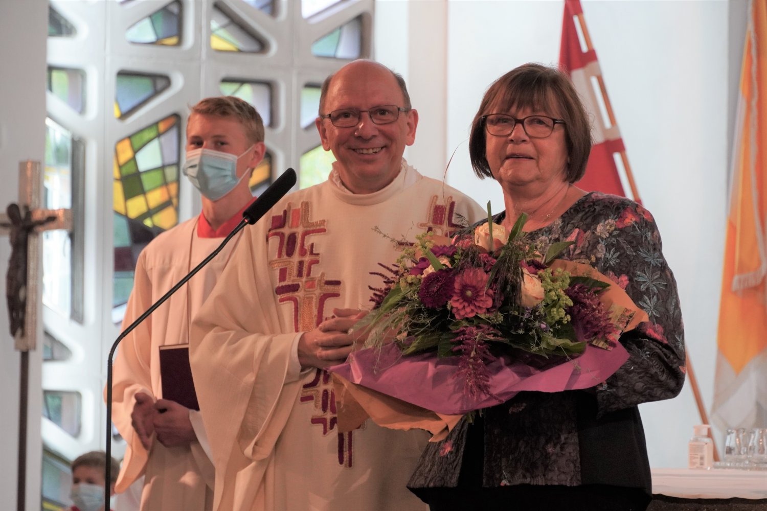 Elfie Rupp mit Dechant Andreas Weber und Pfarrgemeinderatssprecher Ludwig Borowik bei der Überreichung der Auszeichnung durch das Bistum Fulda.