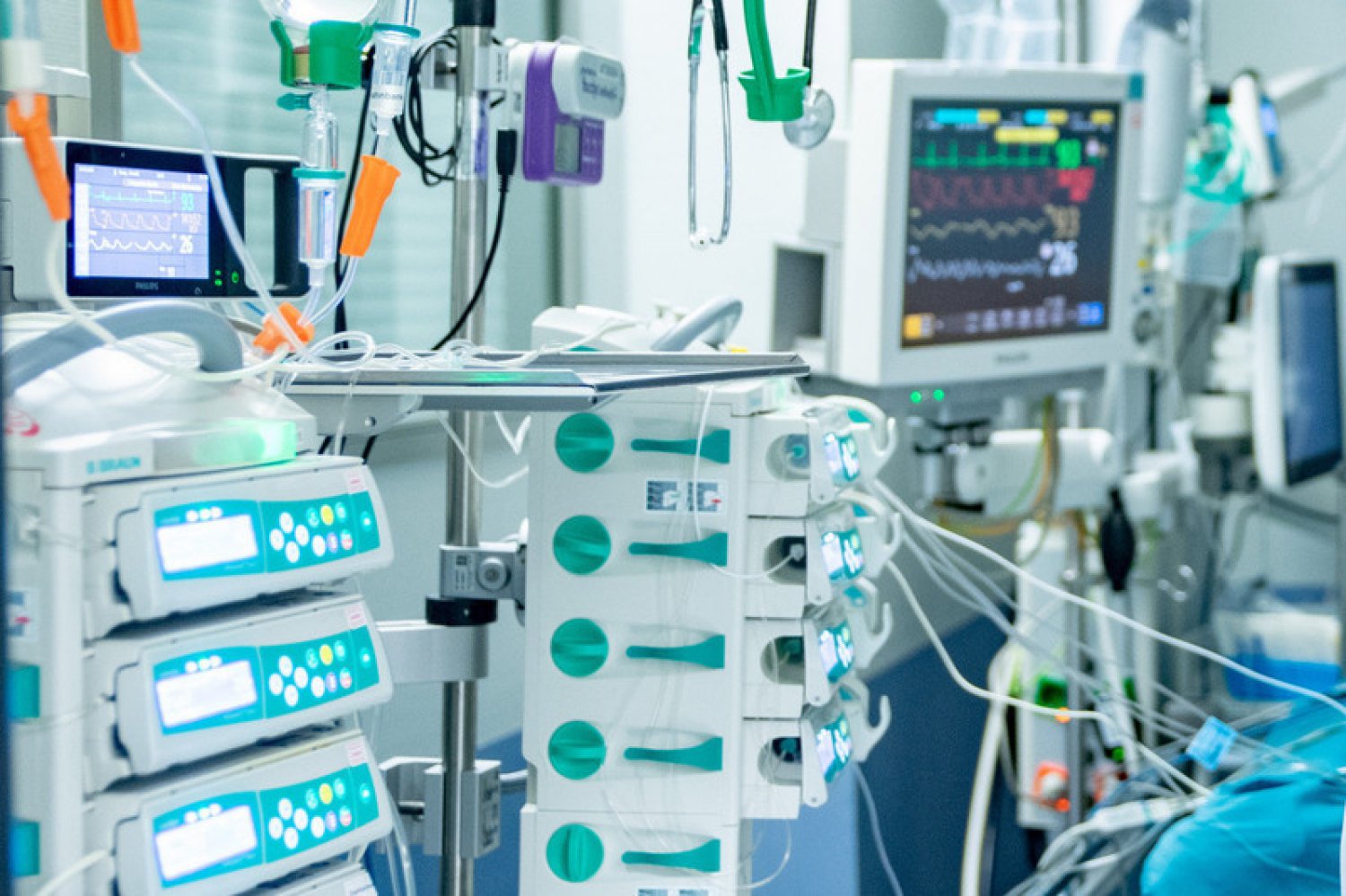 Kein Horrorszenario: In Ländern, in denen es an Impfstoffen mangelt oder die Impfbereitschaft gering ist, sind die Krankenhäuser übervoll und es kommt zum Versorgungsengpass.