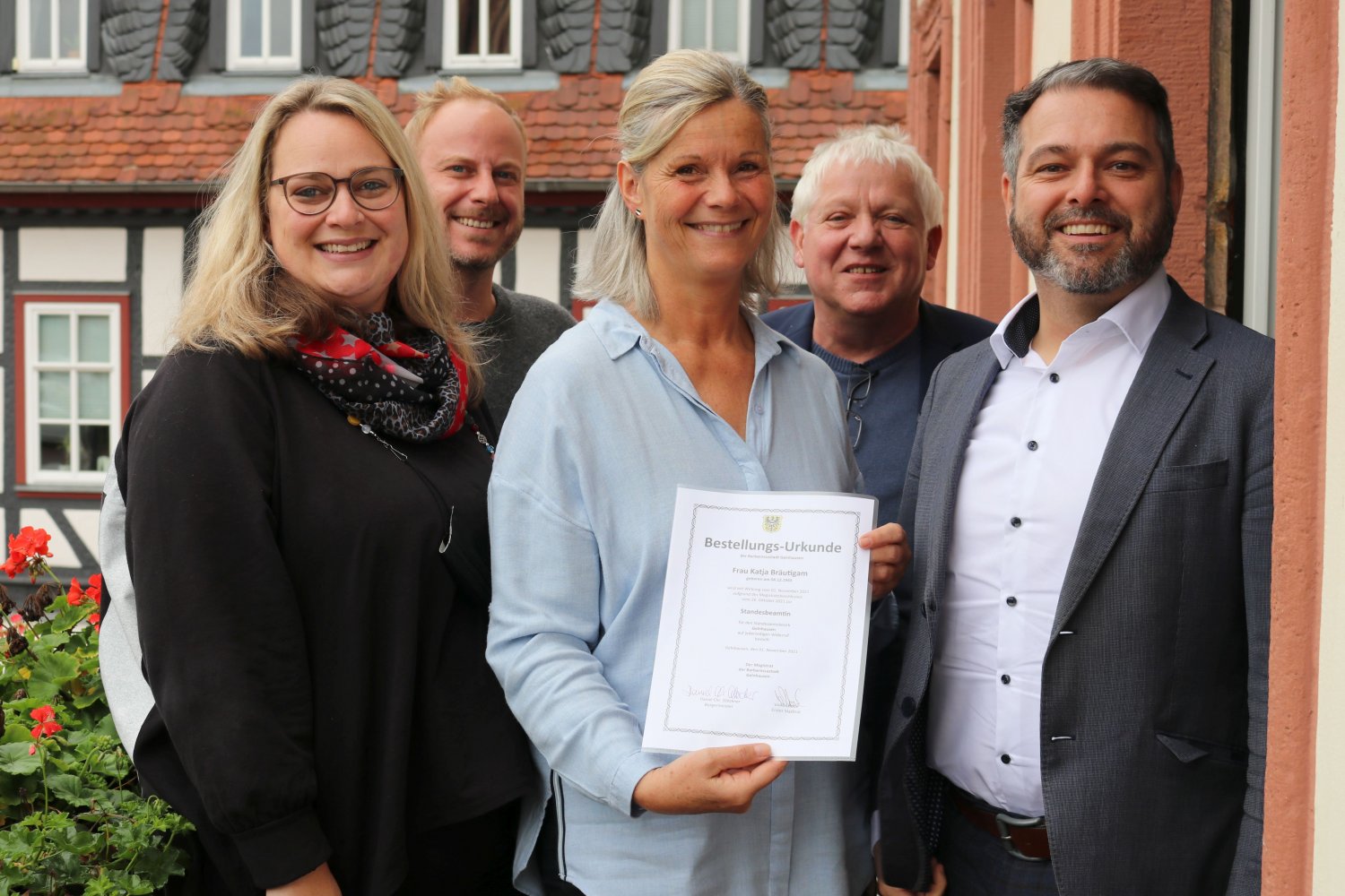 Bürgermeister Daniel Chr. Glöckner, Katja Bräutigam, Sabrina Heinze-Friedrich (von rechts, vorne) sowie Thomas Rehbein und Bastian Metzler, Abteilungsleiter Öffentliche Ordnung, zu der auch das Standesamt gehört (von rechts, hinten).