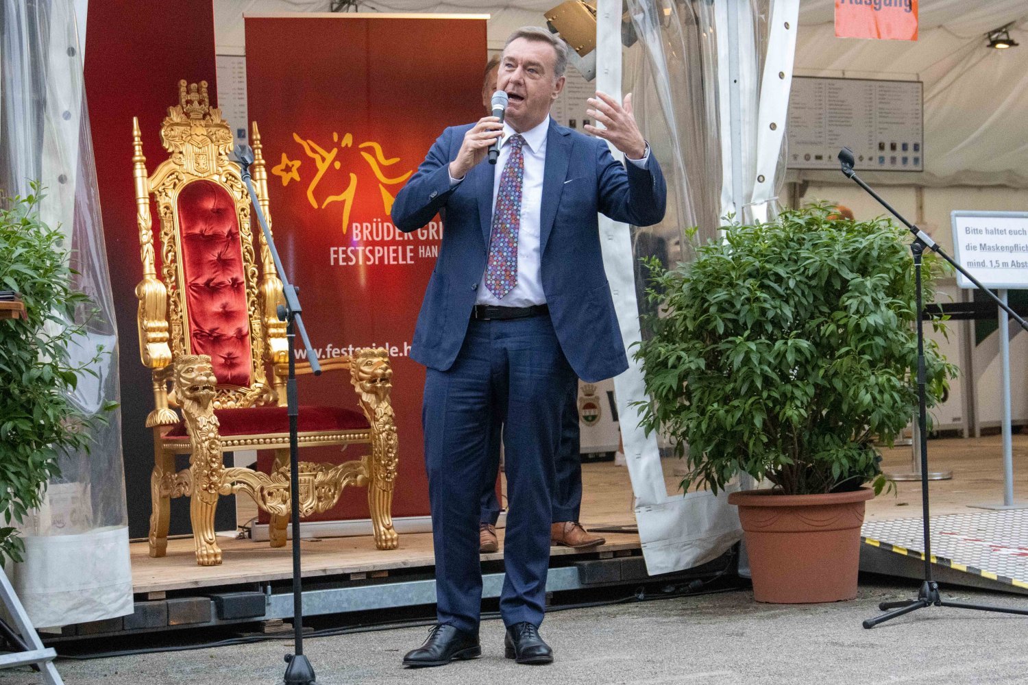 Hanaus-OB Claus Kaminsky bei der diesjährigen Premiere der Brüder-Grimm-Festspiele.