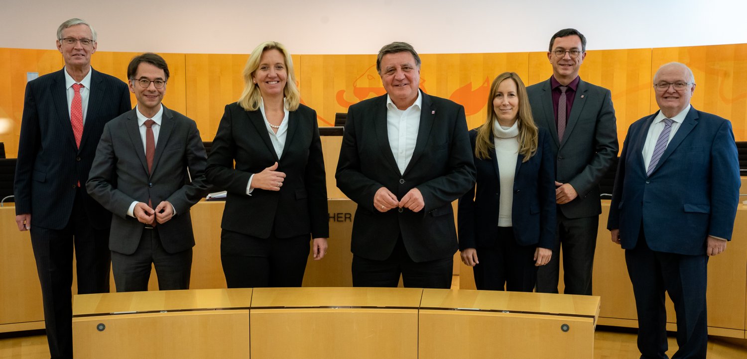 Von links: Dr. Ralf-Norbert Bartelt, Christian Heinz, Ines Claus, Holger Bellino, Astrid Wallmann, Alexander Bauer und Jürgen Banzer. Krankheitsbedingt wurde Lena Arnoldt in Abwesenheit gewählt und ist daher auch nicht auf dem Foto abgebildet.
