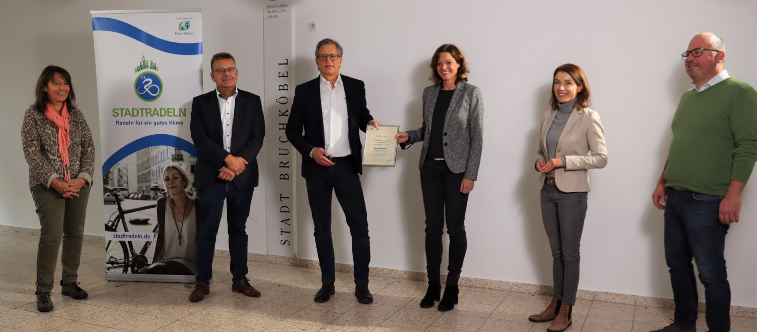 Erste Stadträtin Birgit Behr und Bürgermeister Stefan Erb (Erlensee), Thomas Morlock (Erster Stadtrat Hanau), Sylvia Braun (Bürgermeisterin Stadt Bruchköbel), Monika Böttcher (Bürgermeisterin Stadt Maintal) und Rainer Vogel (Erster Stadtrat Nidderau)