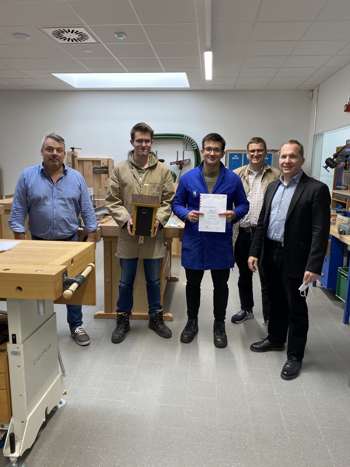 Auszeichnung Umweltschule 2021 (v.l.n.r.): Fachlehrer Stefan Sachs, Schüler Colin Hoffmann und Luca Dewald, Fachlehrer Frank Stahmer, Schulleiter Christof Glaser.