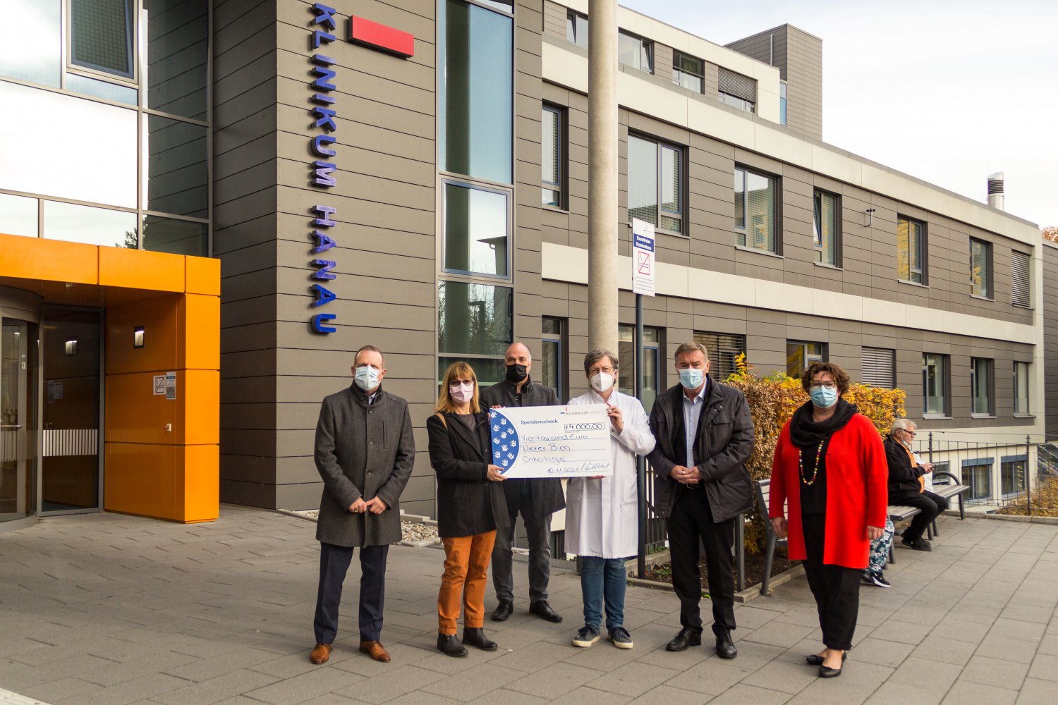 V.l.n.r.: Thorsten Wies (Prokurist Klinikum Hanau), Silvia Lückhardt, Reinhold Walz (Geschäftsführer APZ-MKK), PD Dr. med. Martin Burk, Hanaus Oberbürgermeister Kaminsky und Erste Kreisbeigeordnete Susanne Simmler.