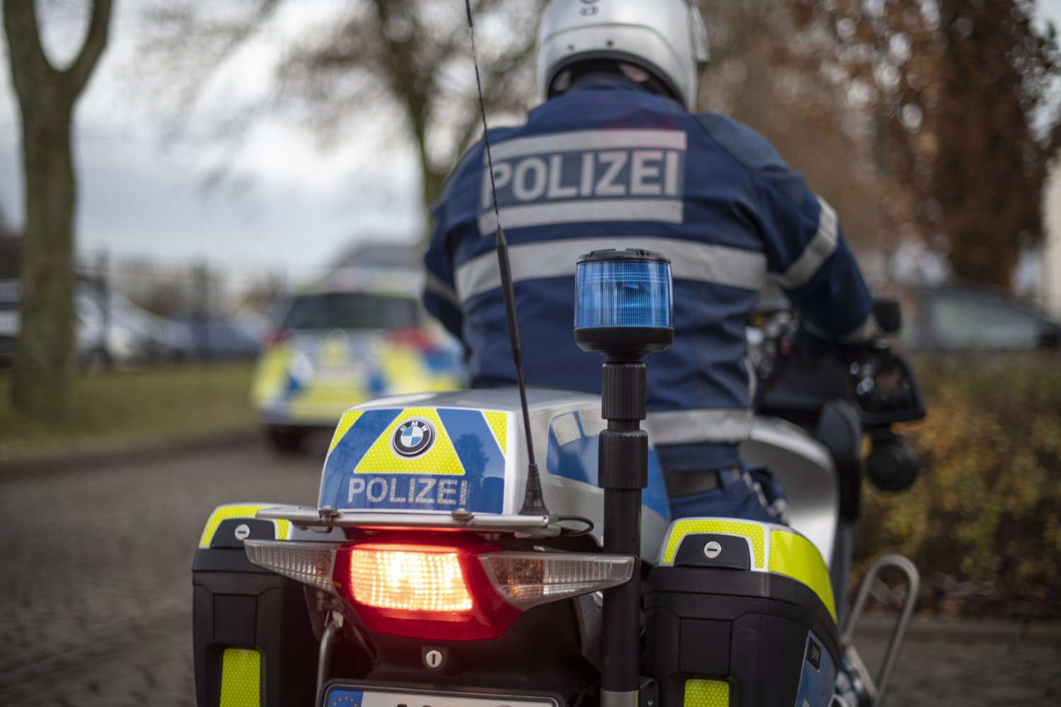 Ein mit zwei Personen besetztes Motorrad ist am Mittwochnachmittag auf der Landesstraße 2306 verunfallt.