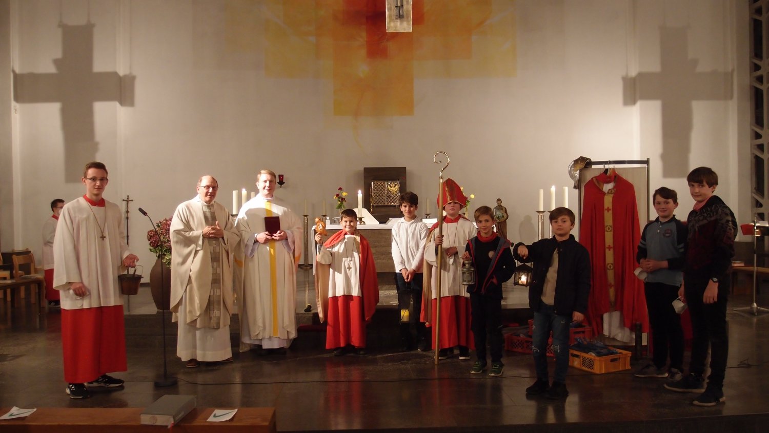 Wie eine gute Tat Licht ins Dunkel bringen kann, erlebten die Kinder und Jugendlichen bei der Martinsfeier in der Kesselstädter St. Elisabethkirche.