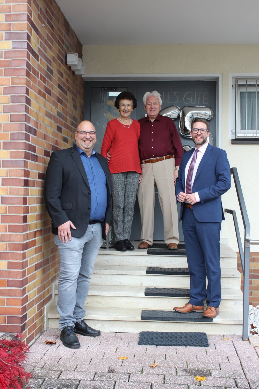 Landrat Thorsten Stolz (rechts) und Rodenbachs Bürgermeister Klaus Schejna (links) gratulierten Angela und Albert Grob zum 65. Hochzeitstag.