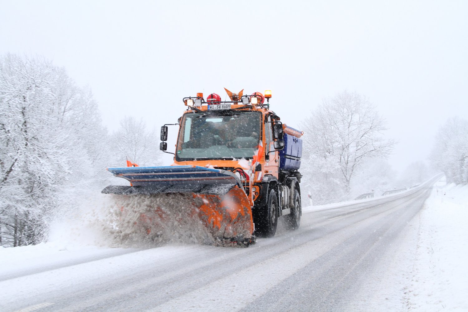 Im Winterdienst sind bei Hessen Mobil rund 1.000 Mitarbeiterinnen und Mitarbeiter und circa 350 Fahrzeugen im Einsatz