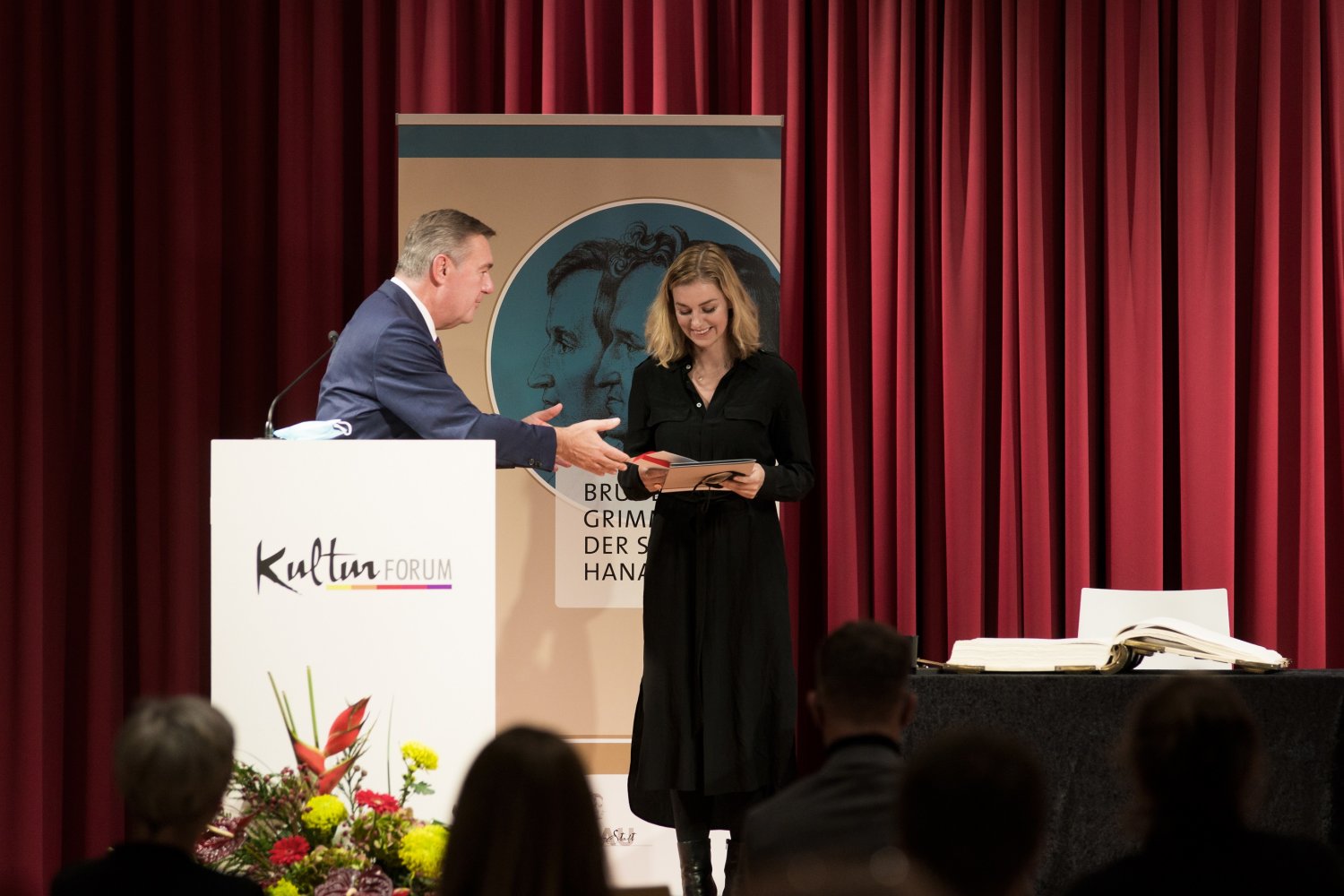Oberbürgermeister Claus Kaminsky überreicht den Brüder-Grimm-Preis an Valerie Fritsch.